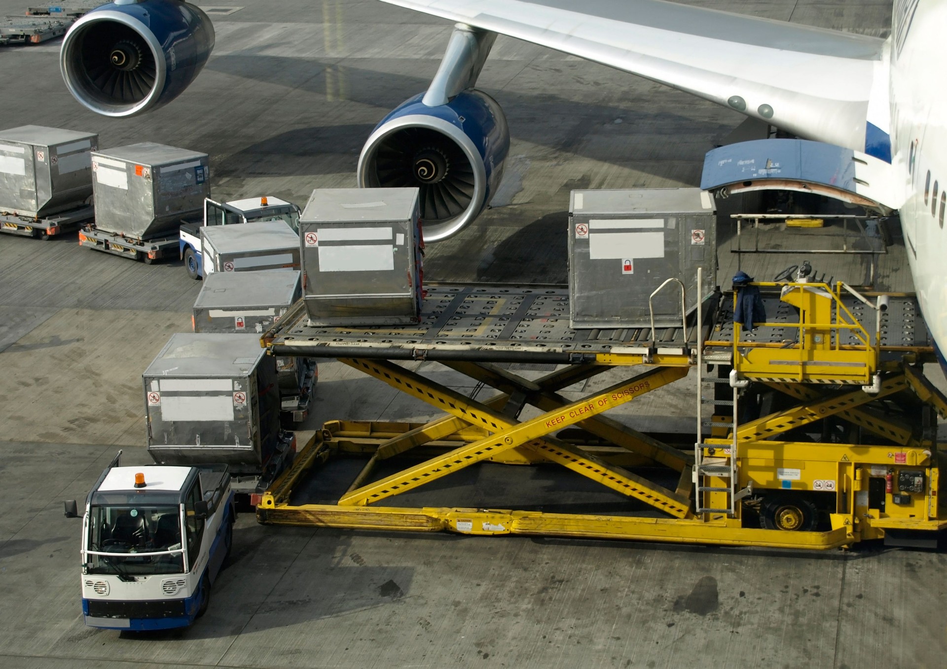 Loading cargo into a Boeing 747